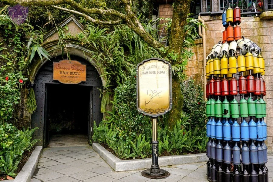 Da Nang - Ba Na Hills Tourist Area - Golden Bridge (02 meals, breakfast and dinner)