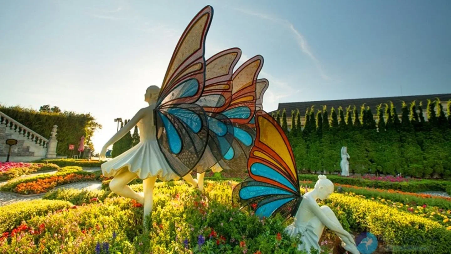 Da Nang - Ba Na Hills Tourist Area - Golden Bridge (02 meals, breakfast and dinner)